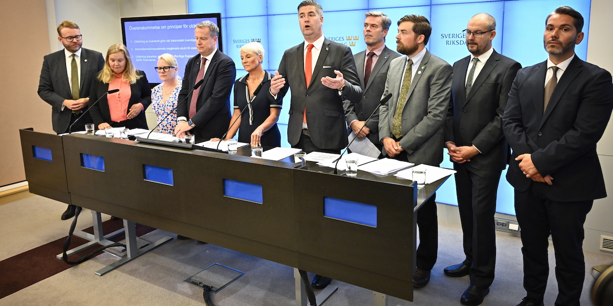 Pensionsgruppen med Viktor Wärnick (M), Ida Gabrielsson (V), Martina Johansson (C), Anders Ygeman (S), Anna Tenje (M) äldre- och socialtjänstminister, Oscar Sjöstedt (SD), Hans Eklind (KD), Malte Tängmark Roos (MP), Ola Möller (S) och Patrik Karlson (L). Partierna i Pensionsgruppen förhandlade om att garantipensionen skulle betala för gasen i Pensionssystemet.