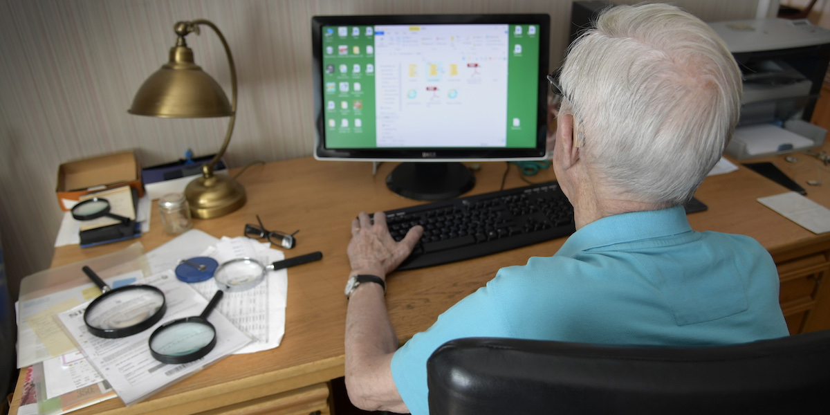 Äldre man sitter vid stationär dator i hemmet. En ny studie visar att de verktyg som ska testa om myndigheters webbplatser uppfyller lagkraven om tillgänglighet för alla bara klarar av att testa en liten del av de riktlinjer som ska följas, vilket gör att hundratusentals svenskar riskerar att missa viktig samhällsinformation.