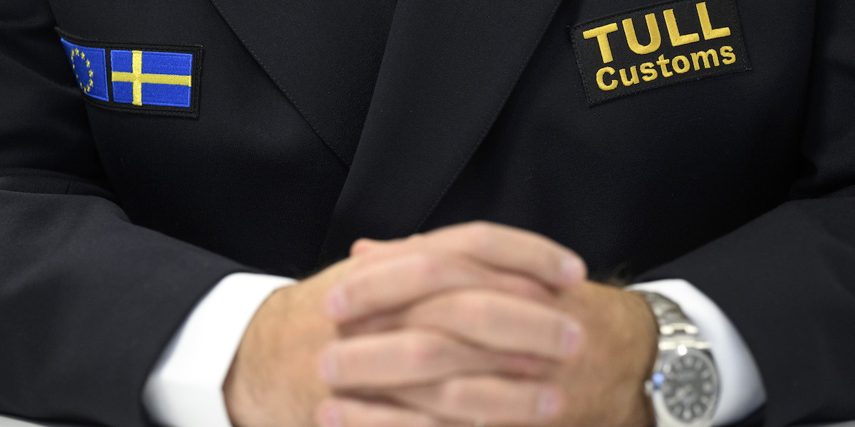En tulltjänstemans uniform i närbild. Regeringen vill att det ska bli straffbart att föra ut mer än 10 000 euro i kontanter från Sverige till ett annat EU-land, utan att anmäla det till Tullverket
