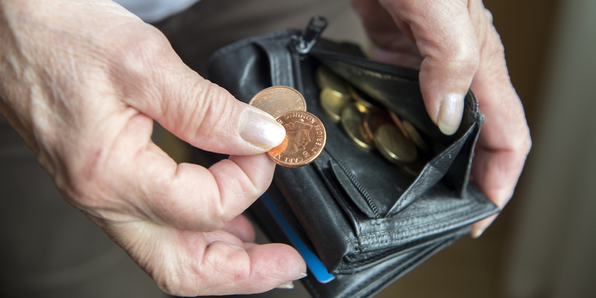 Pensionär med plånbok och mynt. Inkomstpensionstillägg är ett tillägg till den allmänna pensionen som ska hjälpa pensionärer med låg pension, men de som har allt för låg pension kan inte få det