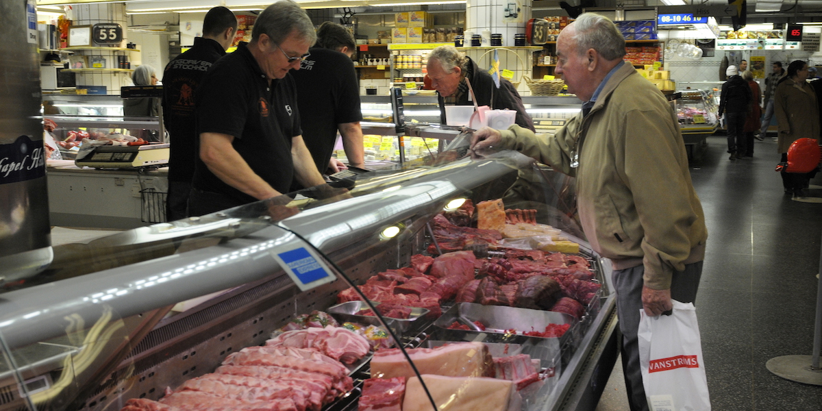 Försäljning av kött i en köttdisk i Hötorgshallen. Svenskarna vill inte ha en köttskatt som klimatåtgärd, en kund i en matbutik i Stockholm, dock inte kunden på bilden, säger att han vill kunna köpa billigt kött.