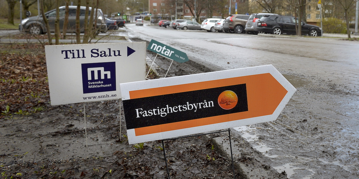 Mäklarskyltar, lägenheter till salu i Solna. Förutsättningarna att sälja din bostad med vinst skiljer sig mellan olika typer av bostäder