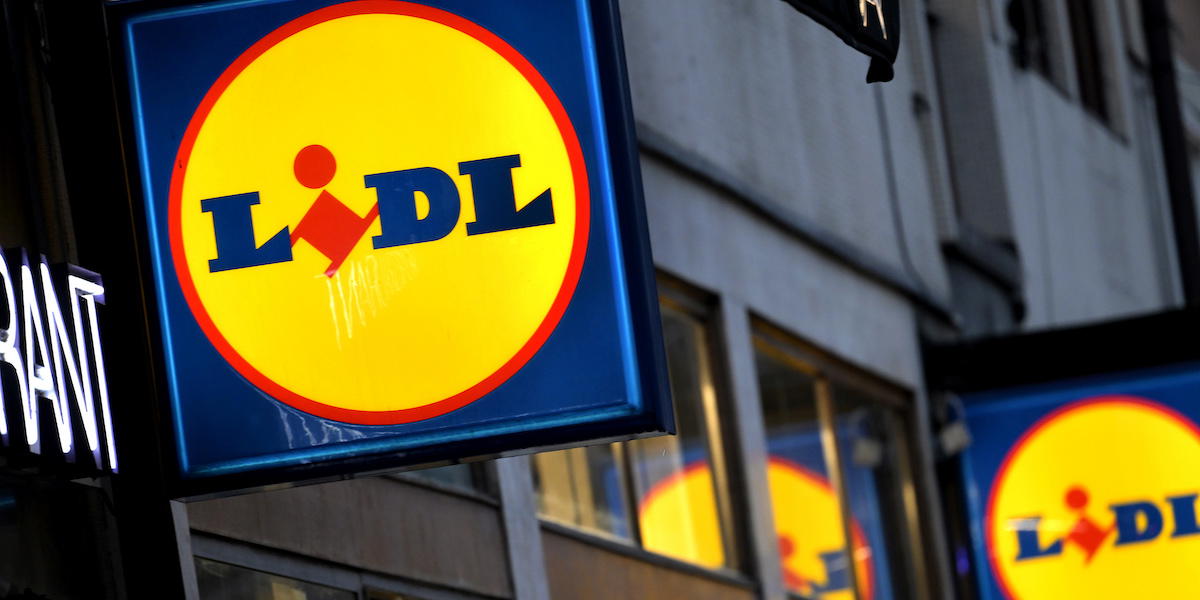 Lidl matvaruaffär vid Sveavägen i ett regnigt city. Lidl har tappat tusentals kunder det senaste året och de genomsnittssummor kunderna handlar för har minskat.