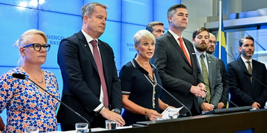 Pensionsgruppen med bland andra Martina Johansson (C), Anders Ygeman (S), Anna Tenje (M) äldre- och socialtjänstminister, Oscar Sjöstedt (SD), Hans Eklind (KD), Malte Tängmark Roos (MP), Ola Möller (S) och Patrik Karlson (L) håller gemensam pressträff och presenterar resultaten av pensionsgruppens överläggningar. Missnöjet med Pensionsgruppens förslag om den nya gasen i pensionssystemet växer.