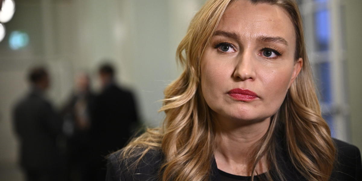 Energi- och näringsminister Ebba Busch (KD) möter medier efter mötet med näringsutskottet i riksdagen.