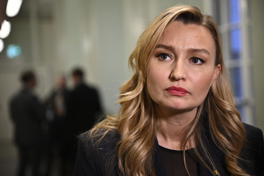 Energi- och näringsminister Ebba Busch (KD) möter medier efter mötet med näringsutskottet i riksdagen.