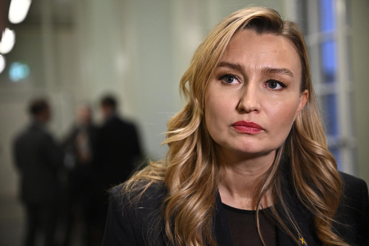 Energi- och näringsminister Ebba Busch (KD) möter medier efter mötet med näringsutskottet i riksdagen.