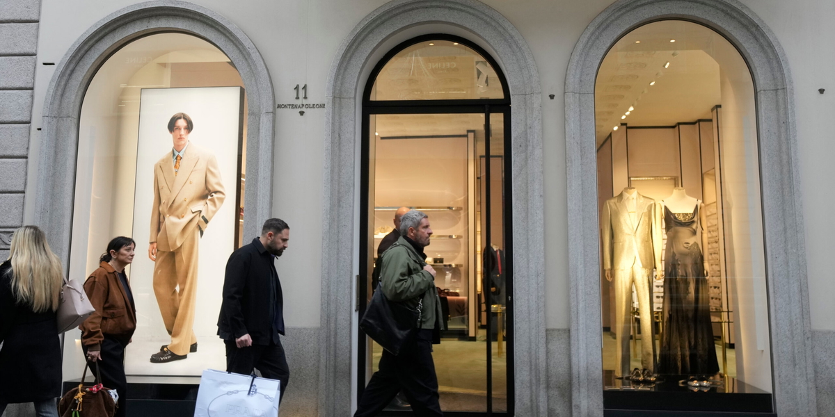 Lyxmärken som Gucci, Versace och Yves Saint Laurent misstänks för att använda underleverantörer som utnyttjar kinesiska arbetare i Italien. Arkivbild.