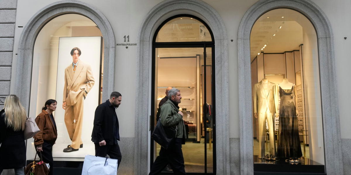 Lyxmärken som Gucci, Versace och Yves Saint Laurent misstänks för att använda underleverantörer som utnyttjar kinesiska arbetare i Italien. Arkivbild.