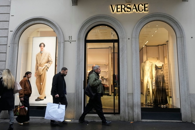 Lyxmärken som Gucci, Versace och Yves Saint Laurent misstänks för att använda underleverantörer som utnyttjar kinesiska arbetare i Italien. Arkivbild.