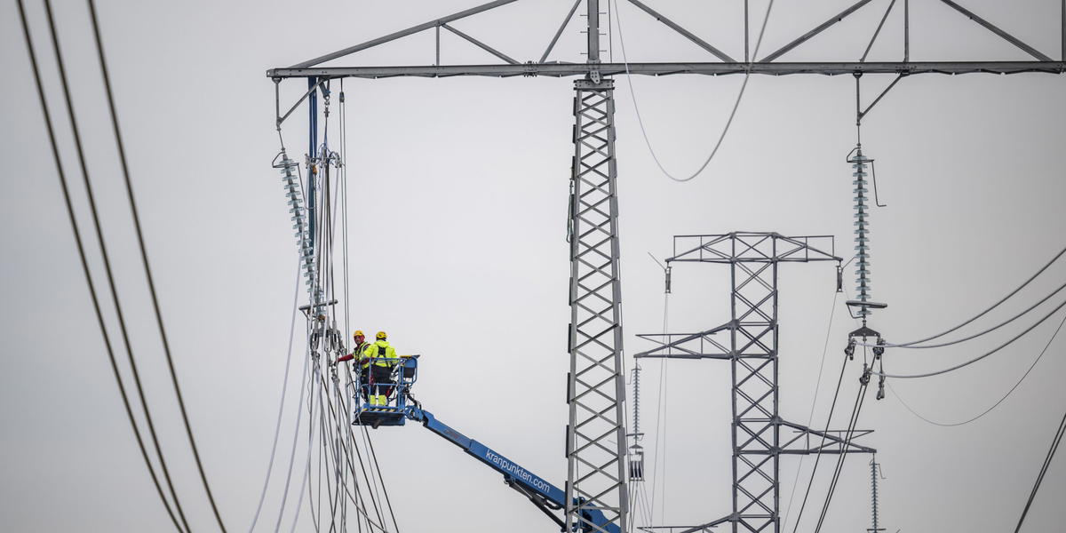 Montörer drar nya ledningar, men det är fortfarande trångt i näten