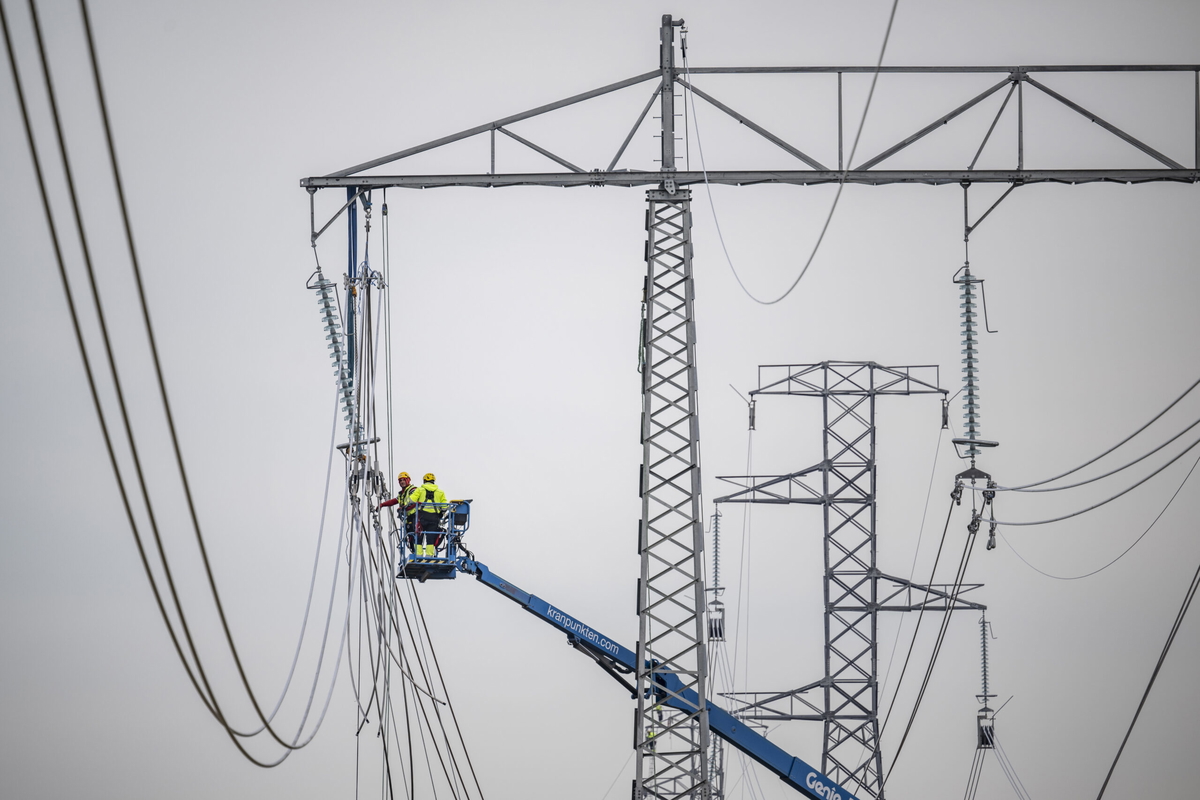 Montörer drar nya ledningar, men det är fortfarande trångt i näten