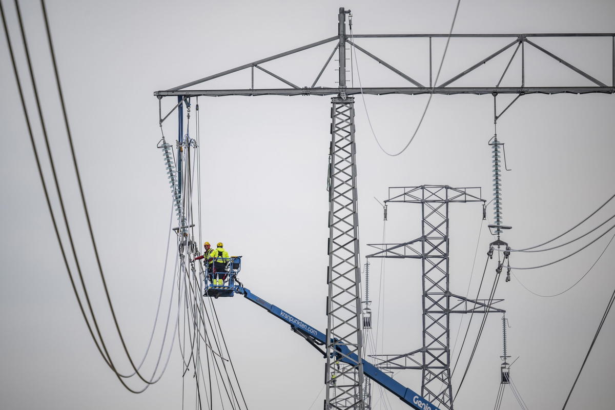 Montörer drar nya ledningar, men det är fortfarande trångt i näten