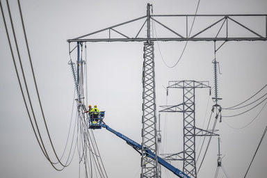 Montörer drar nya ledningar, men det är fortfarande trångt i näten