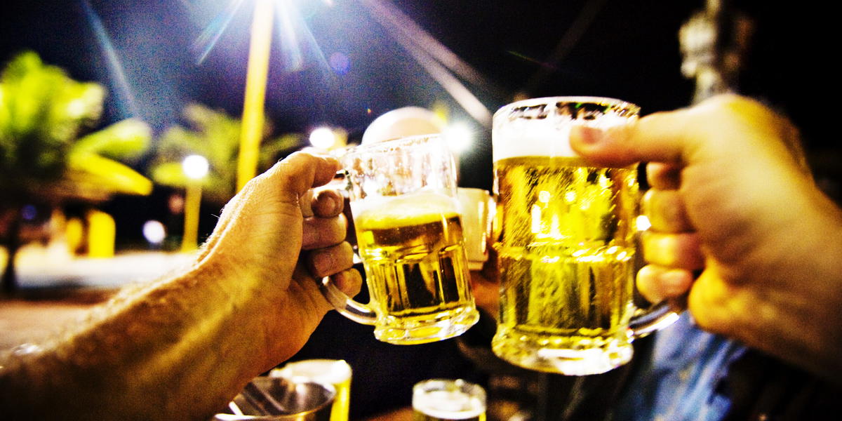 Skål för bättre tider på krogen. Arkivbild.