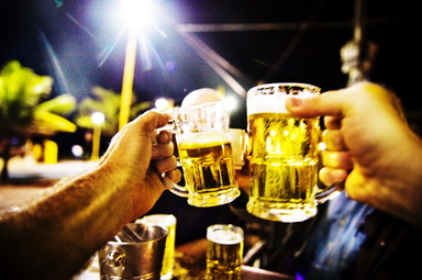 Skål för bättre tider på krogen. Arkivbild.