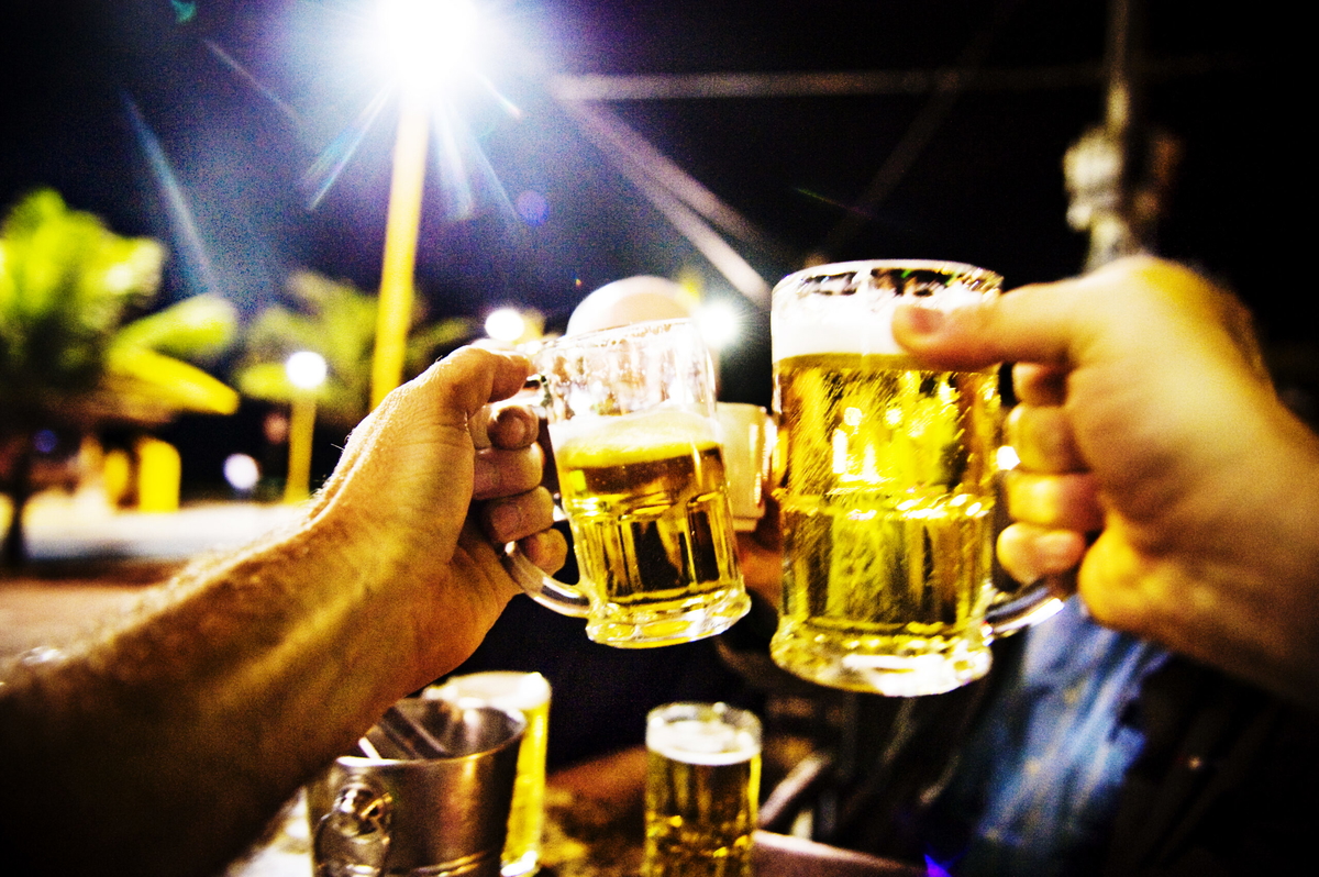 Skål för bättre tider på krogen. Arkivbild.