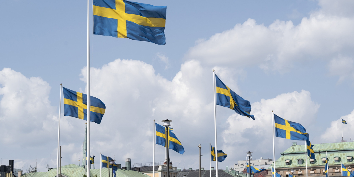 Svenska flaggor fladdrar i vinden i centrala Stockholm. Arkivbild. 