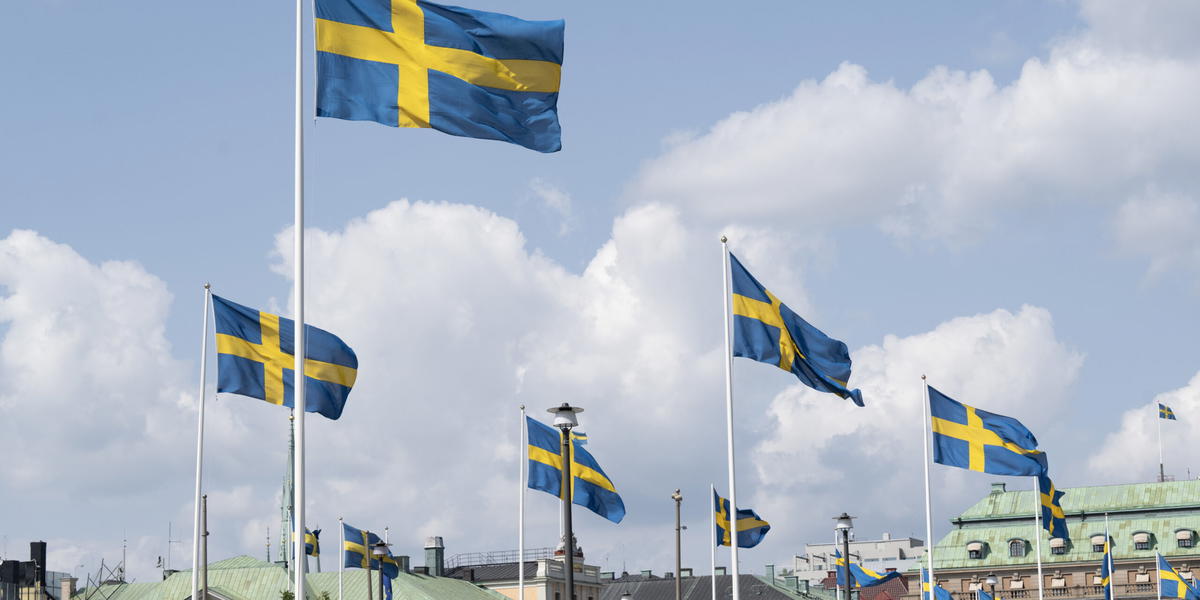 Svenska flaggor fladdrar i vinden i centrala Stockholm. Arkivbild. 