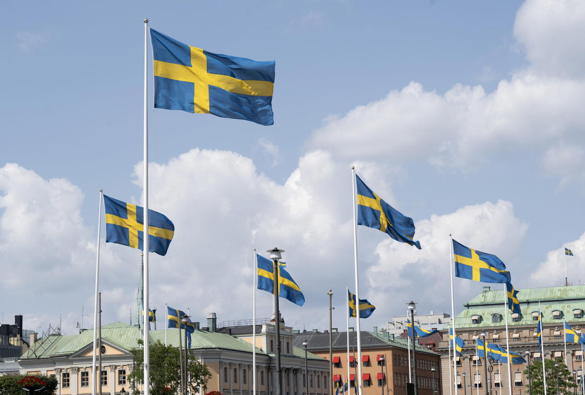 Svenska flaggor fladdrar i vinden i centrala Stockholm. Arkivbild. 