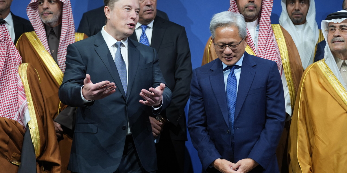 Elon Musk (till vänster) tillsammans med Nvidias vd Jensen Huang. Arkivbild.