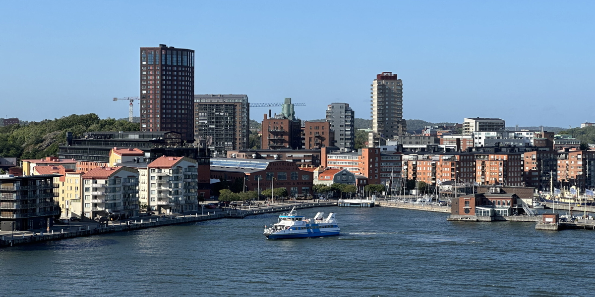 Eriksberg på Hisingen fotograferat från Kielfärjan i Göteborgs hamn. Arkivbild. 