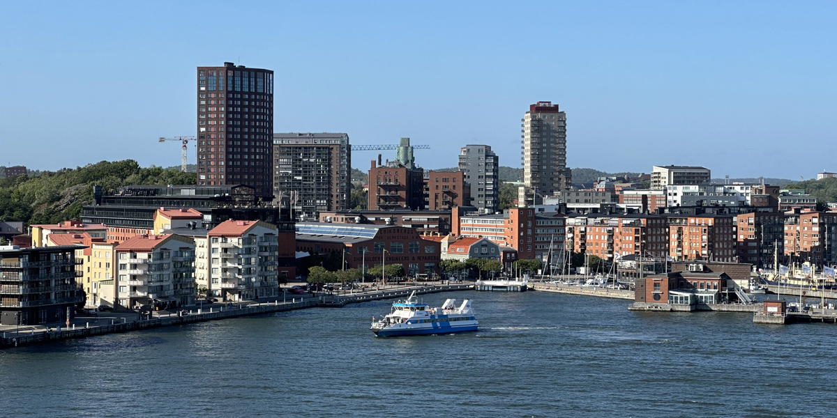 Eriksberg på Hisingen fotograferat från Kielfärjan i Göteborgs hamn. Arkivbild. 
