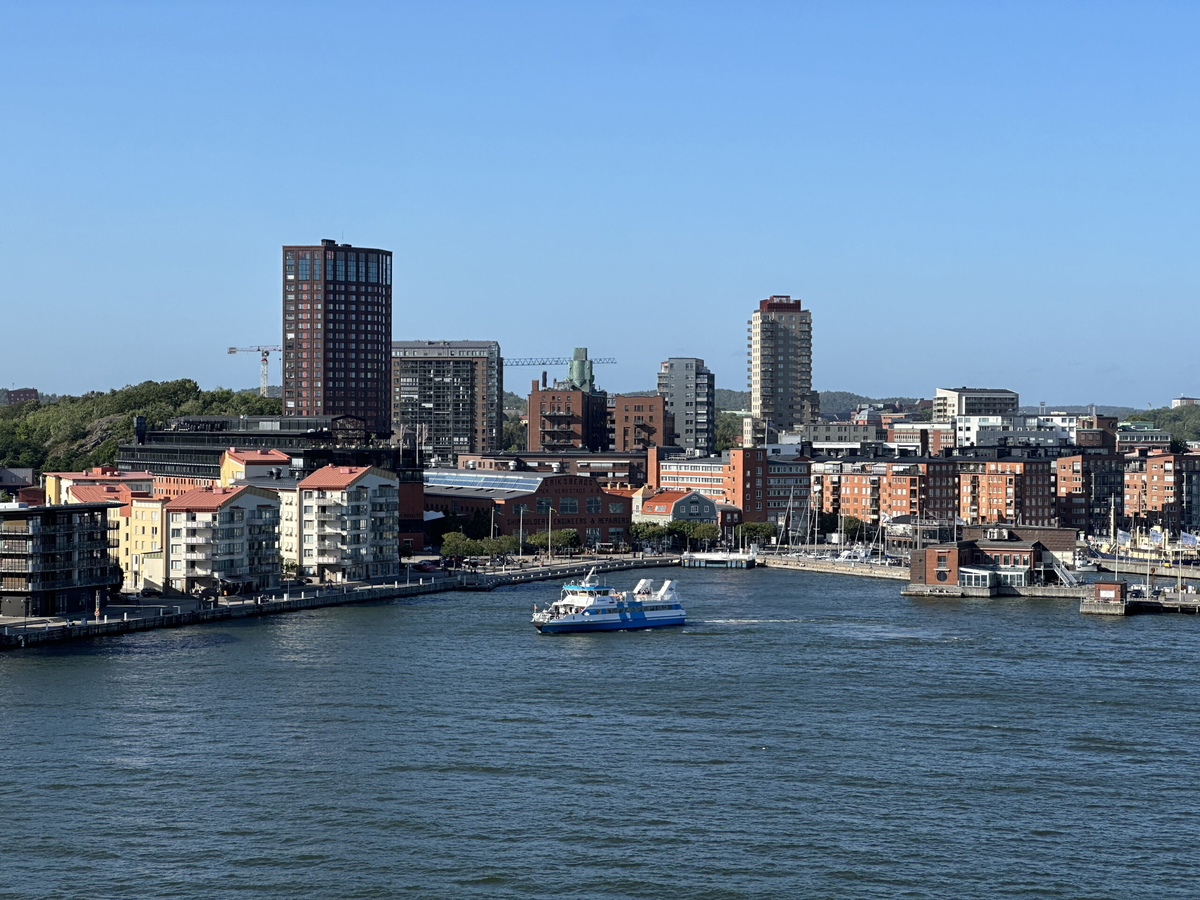 Eriksberg på Hisingen fotograferat från Kielfärjan i Göteborgs hamn. Arkivbild. 