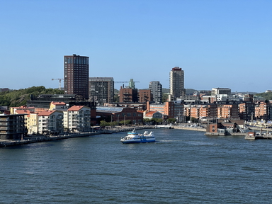 Eriksberg på Hisingen fotograferat från Kielfärjan i Göteborgs hamn. Arkivbild. 