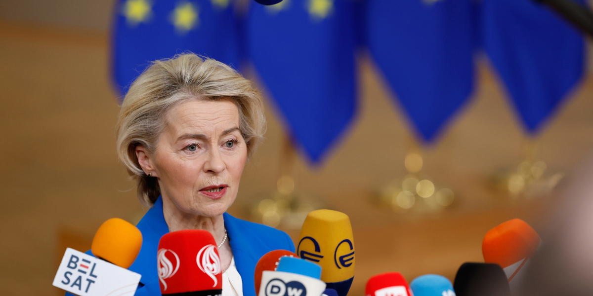 EU-kommissionens ordförande Ursula von der Leyen på väg in till torsdagens EU-toppmöte i Bryssel.