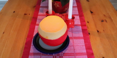 En julost. Har du köpt hem en julost till morgondagens julbord? I så fall kan du nog njuta av den utan att oroa dig för att den är fet, en ny studie visar nämligen att det kan vara bra för hälsan med fet ost. Bilden har beskurits på höjden. (Foto: Wikimedia Commons CC BY-SA 4.0/Bernt Fransson)