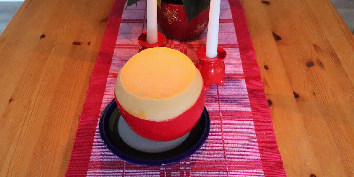 En julost. Har du köpt hem en julost till morgondagens julbord? I så fall kan du nog njuta av den utan att oroa dig för att den är fet, en ny studie visar nämligen att det kan vara bra för hälsan med fet ost. Bilden har beskurits på höjden. (Foto: Wikimedia Commons CC BY-SA 4.0/Bernt Fransson)