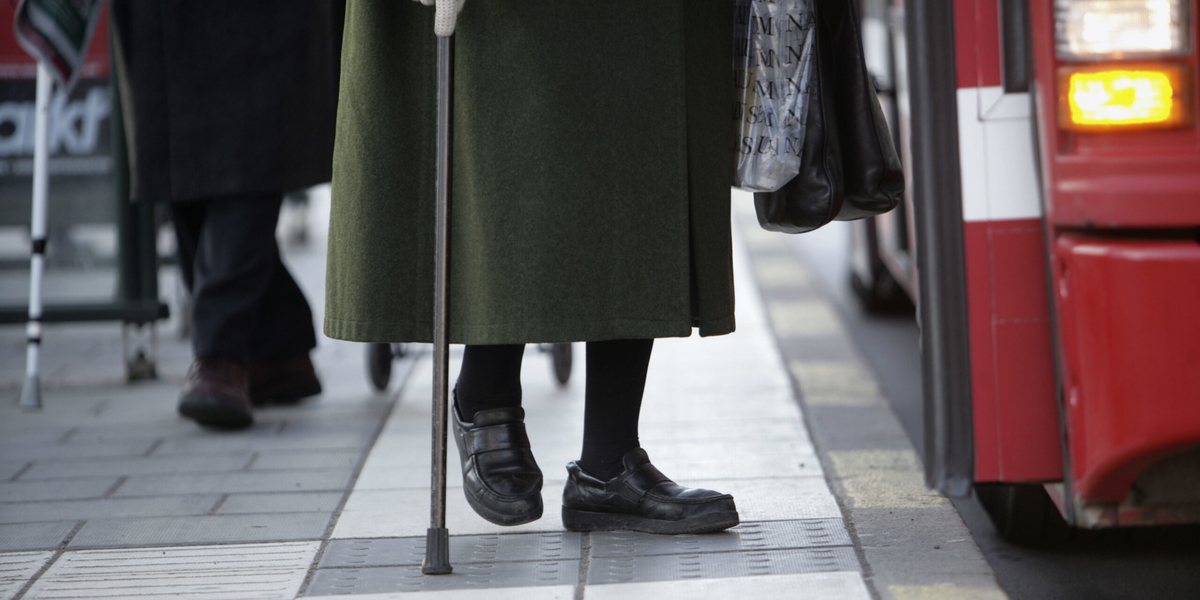 Kvinnor missgynnas jämfört med män när en del av överskottet i pensionssystemet ska delas ut 2027.