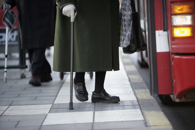 Kvinnor missgynnas jämfört med män när en del av överskottet i pensionssystemet ska delas ut 2027.