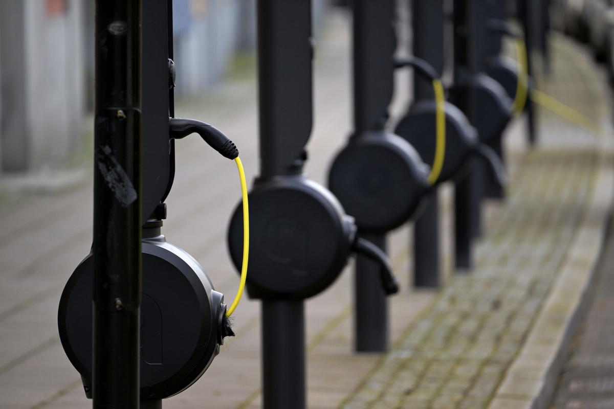 Laddhybrider blir allt populärare. Arkivbild.