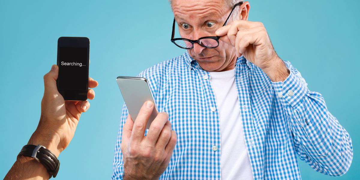 En mobiltelefon söker sitt nät och en man tittar förvånat på sin mobil