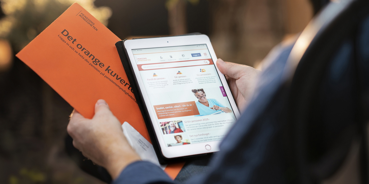 En person håller i ett kuvert från Pensionsmyndigheten och kollar på Penbsionsmydighetens webbplats på en surfplatta. År 2026 kommer innebära ett skifte där pensionen är central både för ekonomin och för arbetslivet, det konstaterar SPP i en ny rapport.