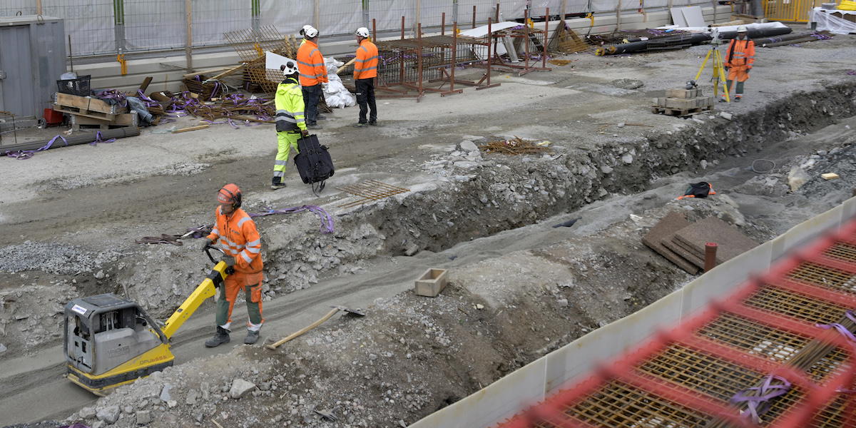 Arbetare som jobbar vid ett bygge. Det finns experter som tycker att den höjda pensionsåldern, eller riktåldern, som ska följa vår ökande medellivslängd, missgynnar arbetare, som ofta lever kortare än höginkomsttagare och tjänstemän.