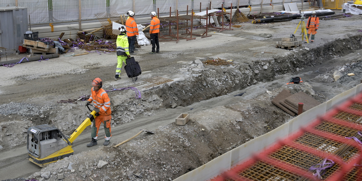 Arbetare som jobbar vid ett bygge. Det finns experter som tycker att den höjda pensionsåldern, eller riktåldern, som ska följa vår ökande medellivslängd, missgynnar arbetare, som ofta lever kortare än höginkomsttagare och tjänstemän.