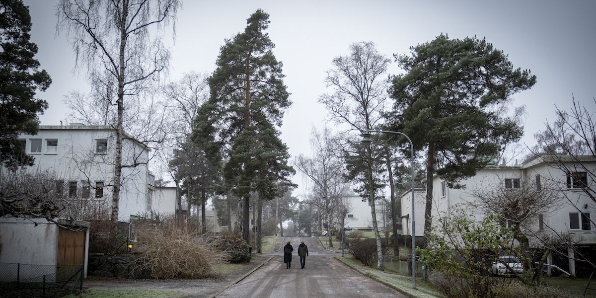 Villaområde med funkishus i Södra Ängby i Bromma. En Läsarundersökning gjord av Dagens PS visar att många av dem som identifierar sig som medelklass har en framtidstro som nästan är lika grå som vädret.