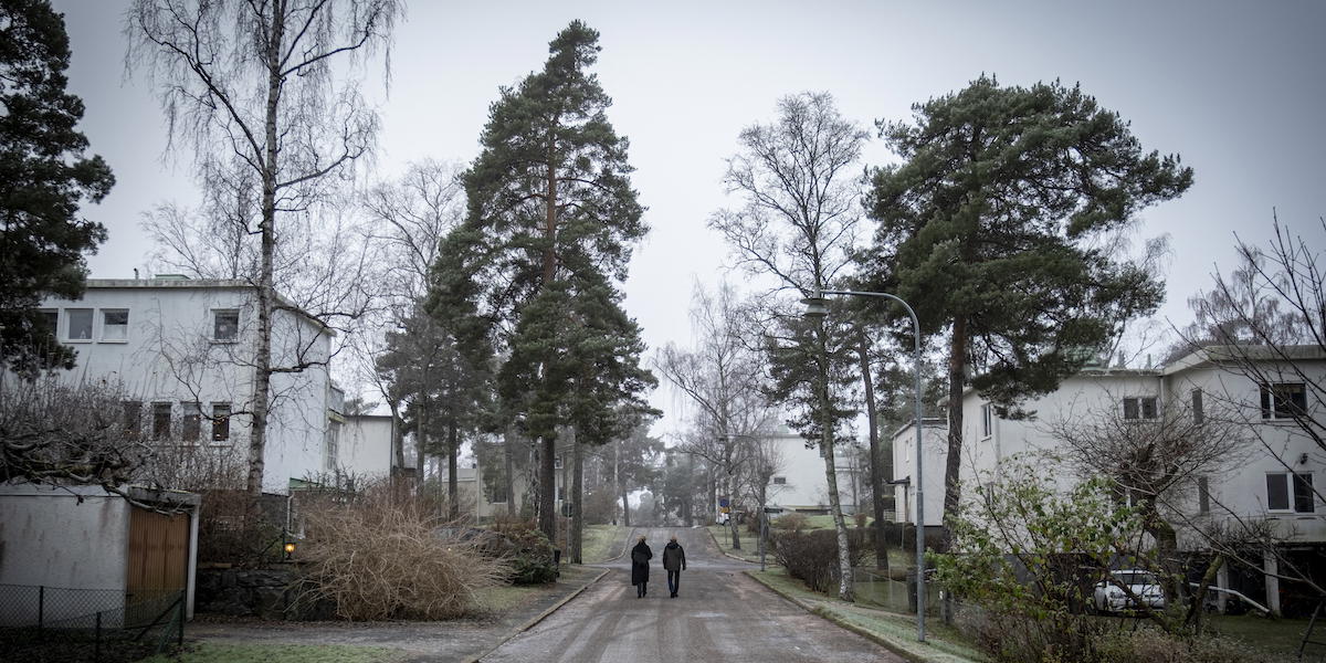 Villaområde med funkishus i Södra Ängby i Bromma. En Läsarundersökning gjord av Dagens PS visar att många av dem som identifierar sig som medelklass har en framtidstro som nästan är lika grå som vädret.