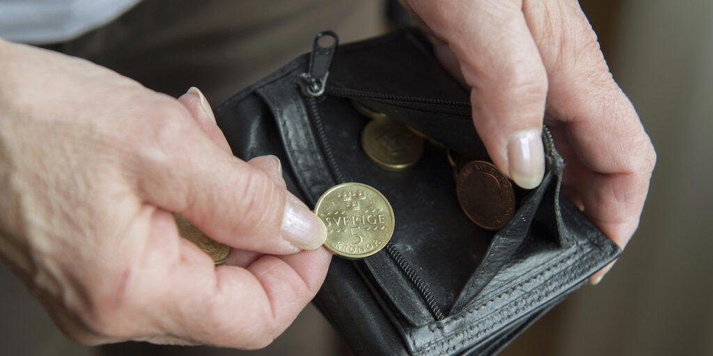 Pensionär med mynt och plånbok. Jonas Nordling har skrivit boken Åldersnojan – varför jobba till 70 när ingen vill ha oss efter 50? Jonas Nordling har skrivit boken Åldersnojan – varför jobba till 70 när ingen vill ha oss efter 50? Han tycker inte att den höjning av åldersgränserna i pensionssystemet som gjordes 2023 har haft önskad effekt. utan i stället skapar nya fattigpensionärer.