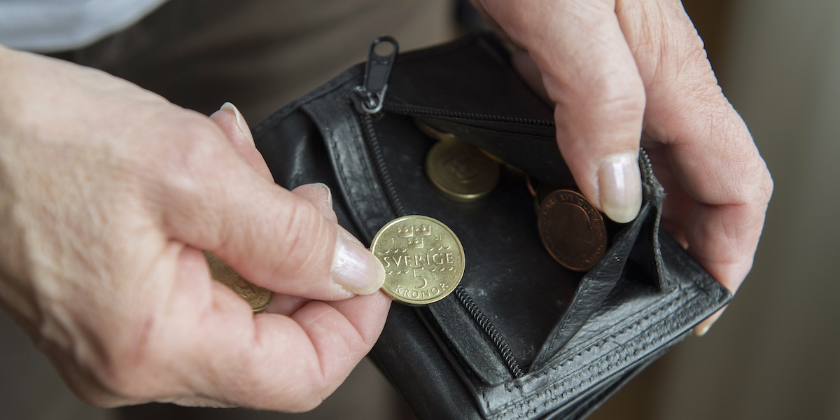 Pensionär med mynt och plånbok. Jonas Nordling har skrivit boken Åldersnojan – varför jobba till 70 när ingen vill ha oss efter 50? Jonas Nordling har skrivit boken Åldersnojan – varför jobba till 70 när ingen vill ha oss efter 50? Han tycker inte att den höjning av åldersgränserna i pensionssystemet som gjordes 2023 har haft önskad effekt. utan i stället skapar nya fattigpensionärer.