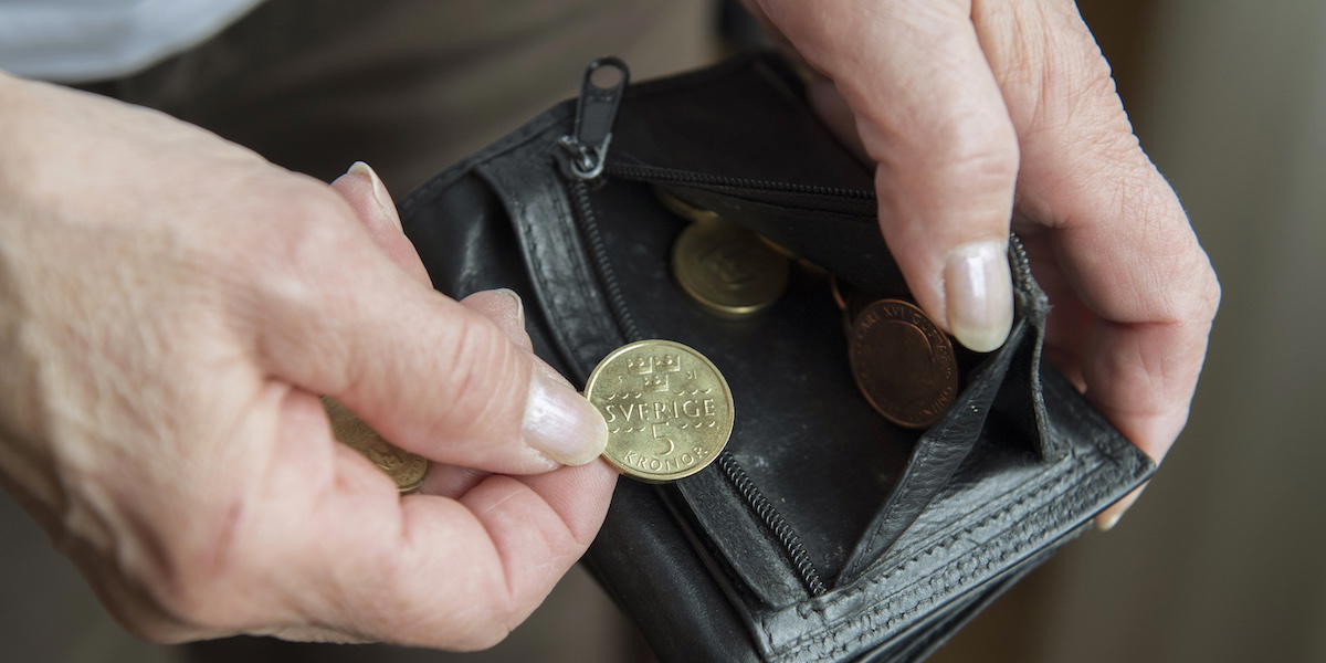 Pensionär med mynt och plånbok. Jonas Nordling har skrivit boken Åldersnojan – varför jobba till 70 när ingen vill ha oss efter 50? Jonas Nordling har skrivit boken Åldersnojan – varför jobba till 70 när ingen vill ha oss efter 50? Han tycker inte att den höjning av åldersgränserna i pensionssystemet som gjordes 2023 har haft önskad effekt. utan i stället skapar nya fattigpensionärer.