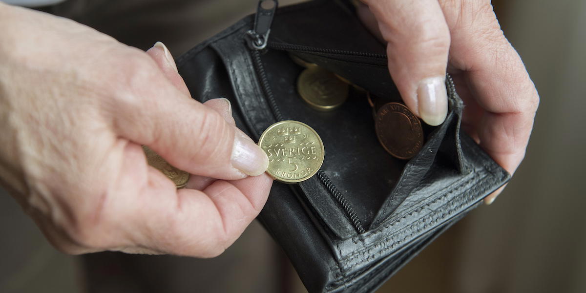 Pensionär med mynt och plånbok. 2026 års skattesänkning på pension gäller inte alla, de som har för låg pension och rimligtvis kanske mest skulle behöva en sådan sänkning får den inte.