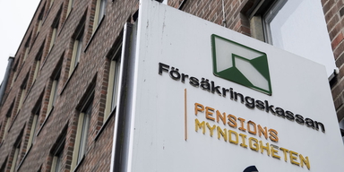 Försäkringskassans och Pensionsmyndighetens loggor på en skylt. Trycket på Pensionsmyndigheten och Försäkringskassan har ökat av att antalet tips om bidragsbrott ökat kraftigt de senaste åren och även om myndigheternas kontrollutredningar har effektiviserats finns det en del allvarliga problem.