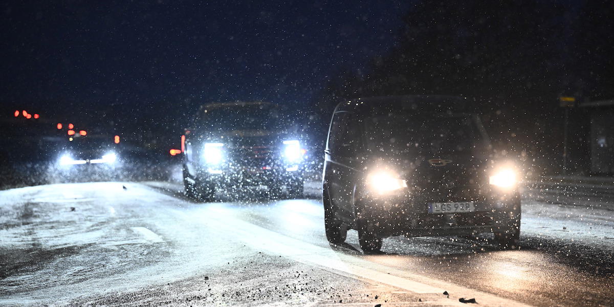 Snöfall över trafikanter. På många håll i landet blir det varken snökaos eller glashala vägar under julhelgen, men Trafikverket manar ändå bilförare att ta det lugnt och har några tips om vad du ska tänka på om du ska ut och köra under jul- och nyårshelgen.