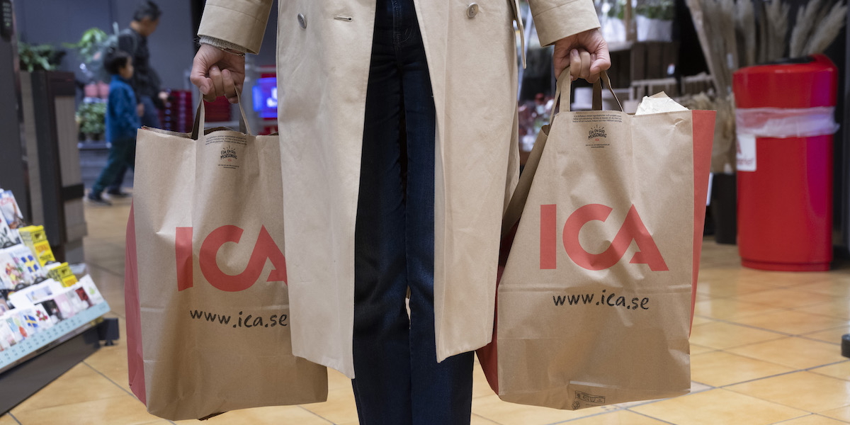 En kvinna med två matkassar i en matbutik. Snart är det dags att handla julmat. Vi har fått flera rapporter om att julmaten är ännu dyrare i år än den var förra året, men här får du lite tips på hur du trots det kan hålla nere kostnaden för ditt julbord