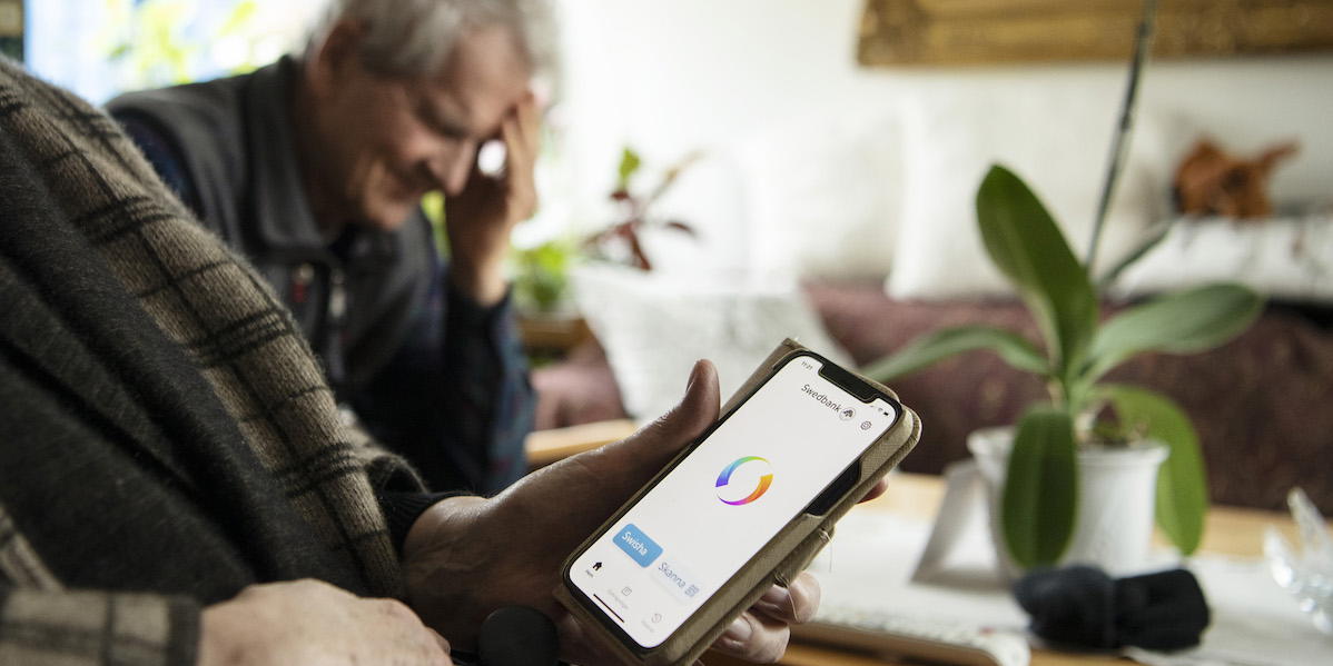 Bedrägeri via mobil, bank-id och swish. Eftersom den 81-åriga bankkunden lurades att själv swisha pengar till bedragare anser inte hovrätten att banken kan hållas ansvarig och mannen får inte tillbaka sina pengar.