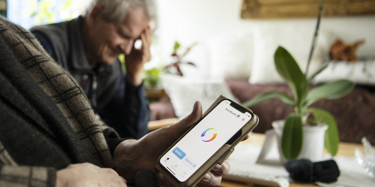 Bedrägeri via mobil, bank-id och swish. Eftersom den 81-åriga bankkunden lurades att själv swisha pengar till bedragare anser inte hovrätten att banken kan hållas ansvarig och mannen får inte tillbaka sina pengar.
